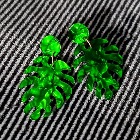 NA Jewelry - Acrylic green palm leaf earrings NWOT